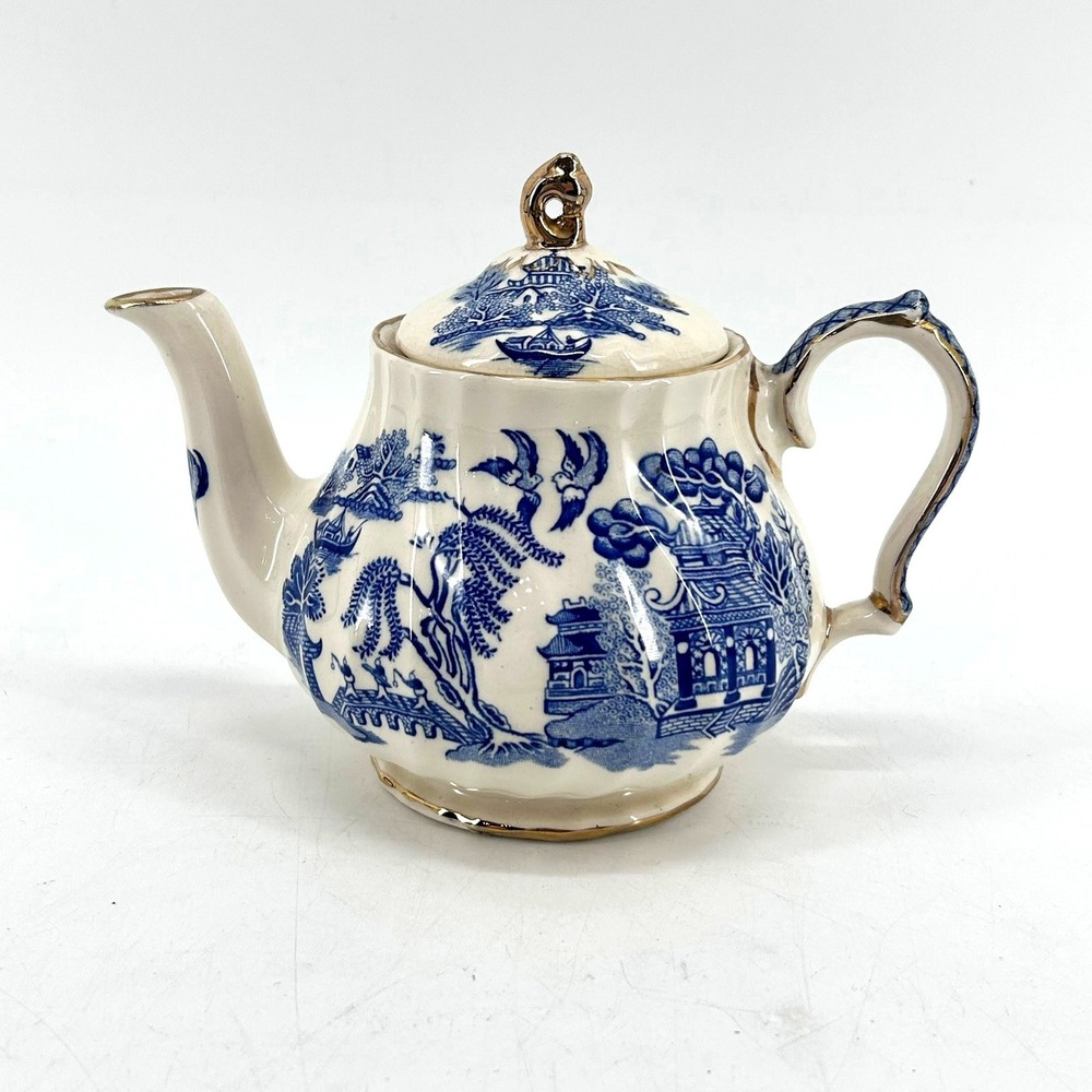 VTG Sadler Blue Willow Teapot Blue White Chinoiserie Ceramic Gold Trim Pagoda